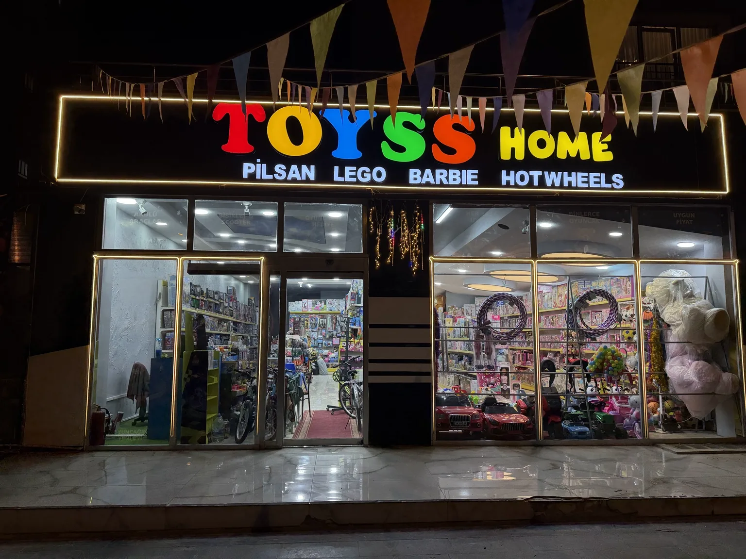 Toyss Home oyuncak mağazasının gece dış görünümü