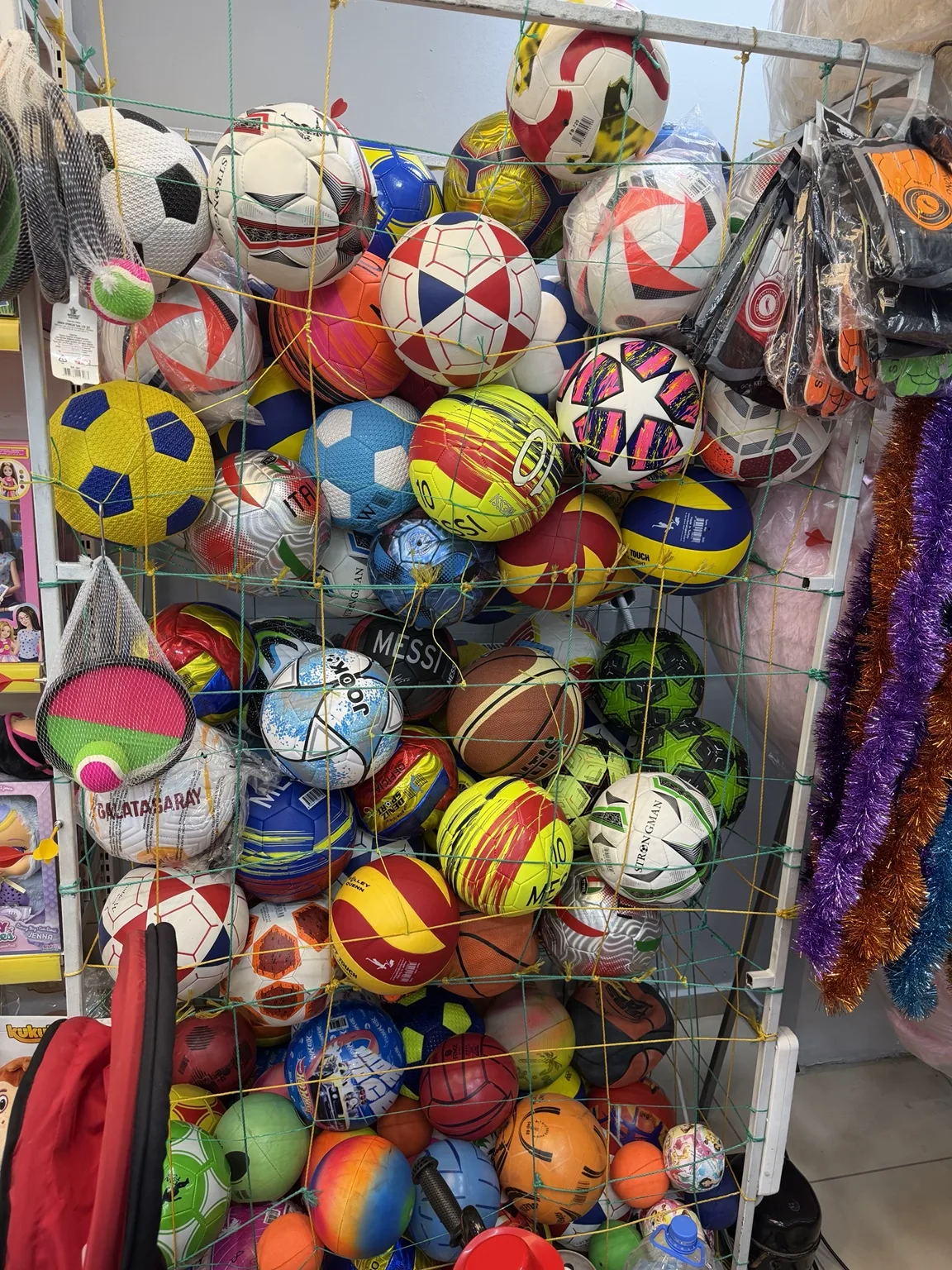 Futbol, basketbol ve voleybol topları